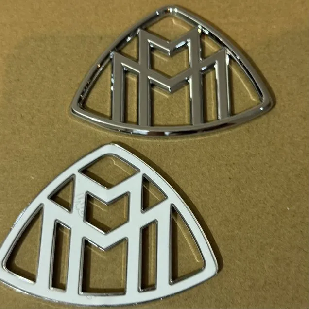 Значки Maybach на mercedes