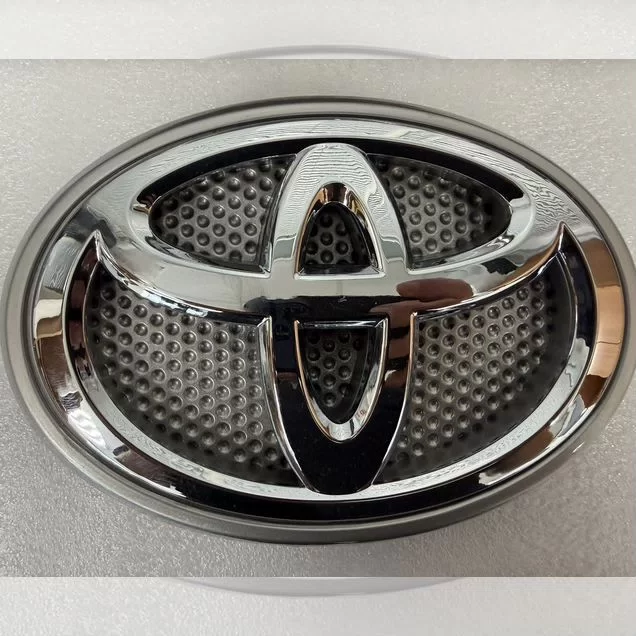Эмблема toyota на решетку радиатора Toyota 200
